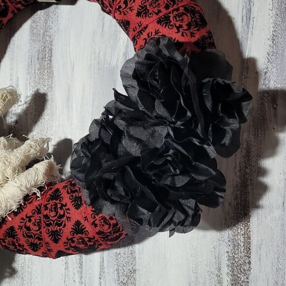 Victorian Mummy Hand Flower Wreath - Picture 4 of 16